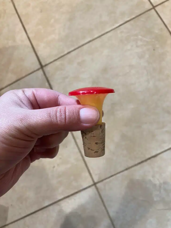 Objet en plastique coloré ressemblant à un jouet