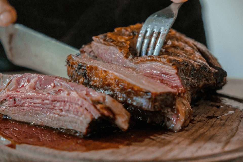 Viande marinée dans des herbes et épices