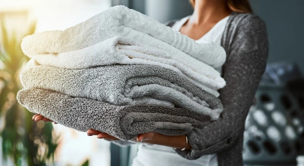 Serviette de bain fraîche et propre après traitement au vinaigre blanc