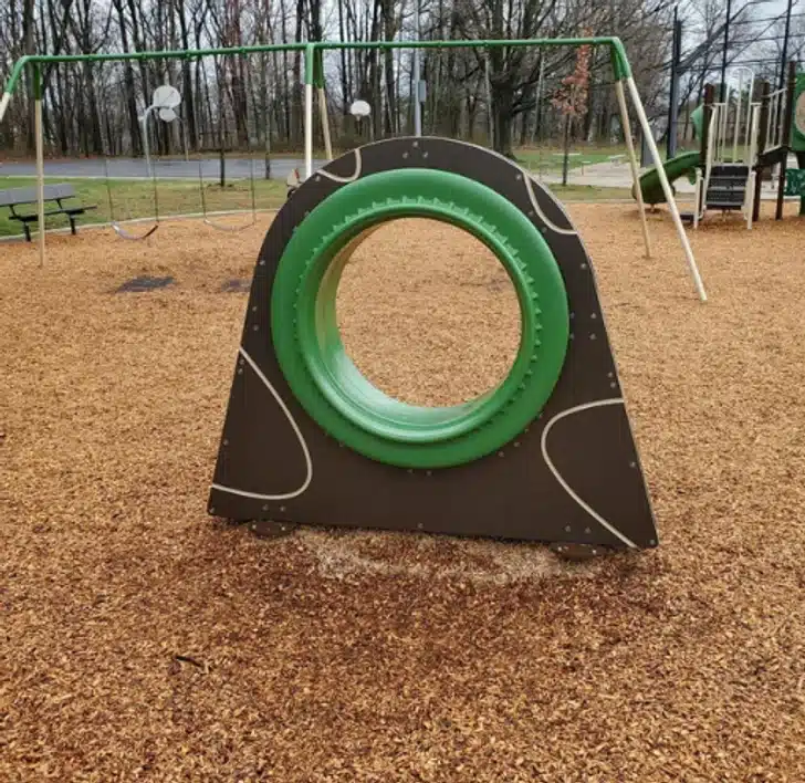 Structure verte tournante sur aire de jeu