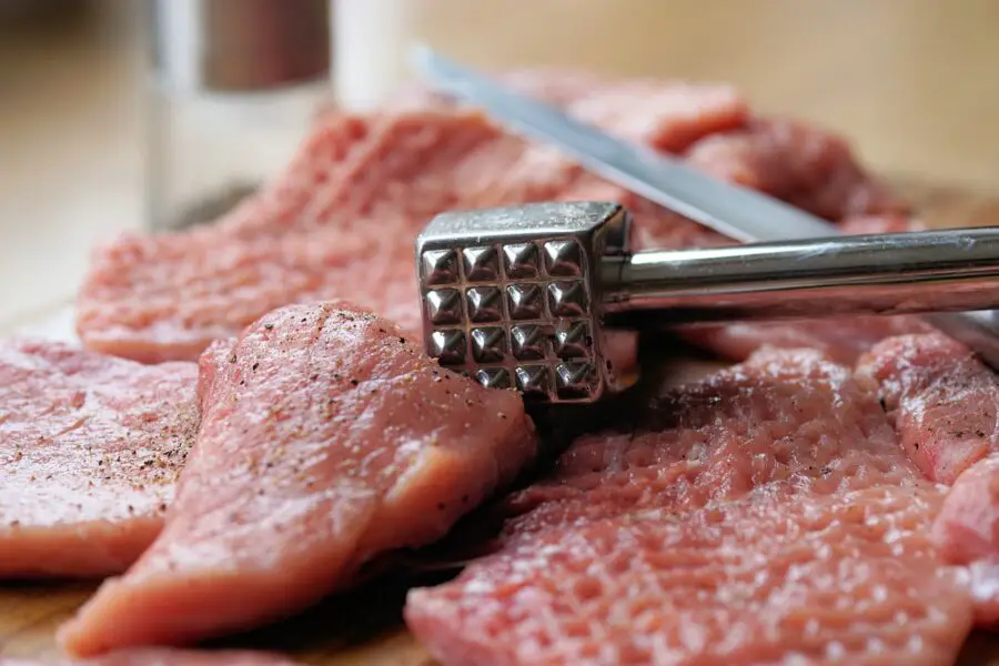 Maillet à viande sur plan de travail