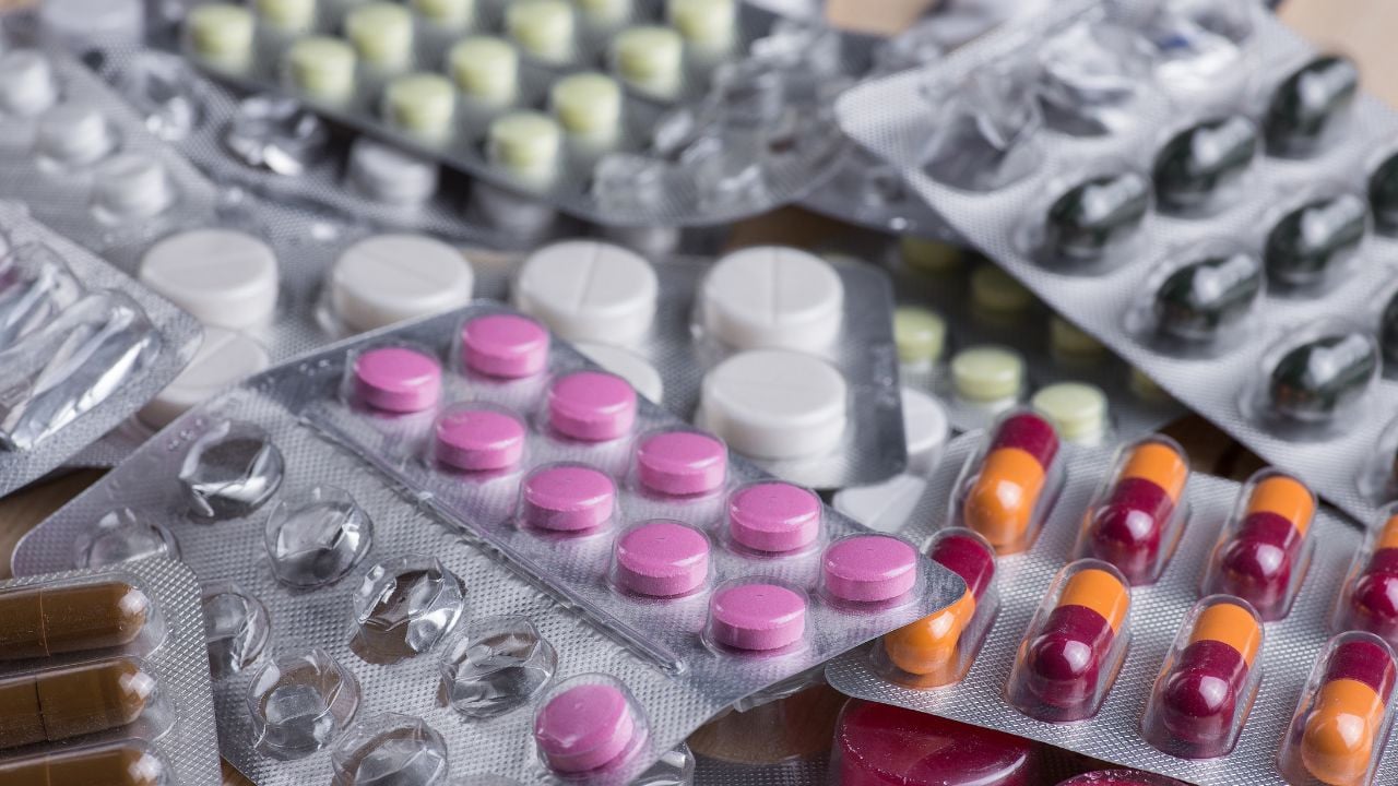 Pharmacie avec des médicaments sur les étagères
