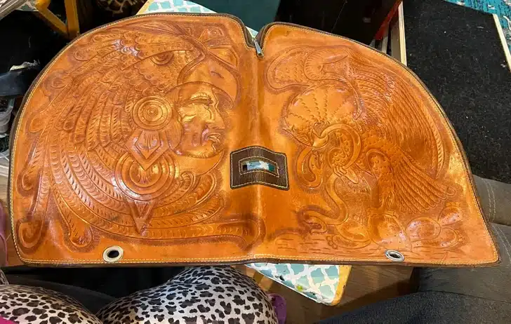 Étui en cuir avec ouverture rigide