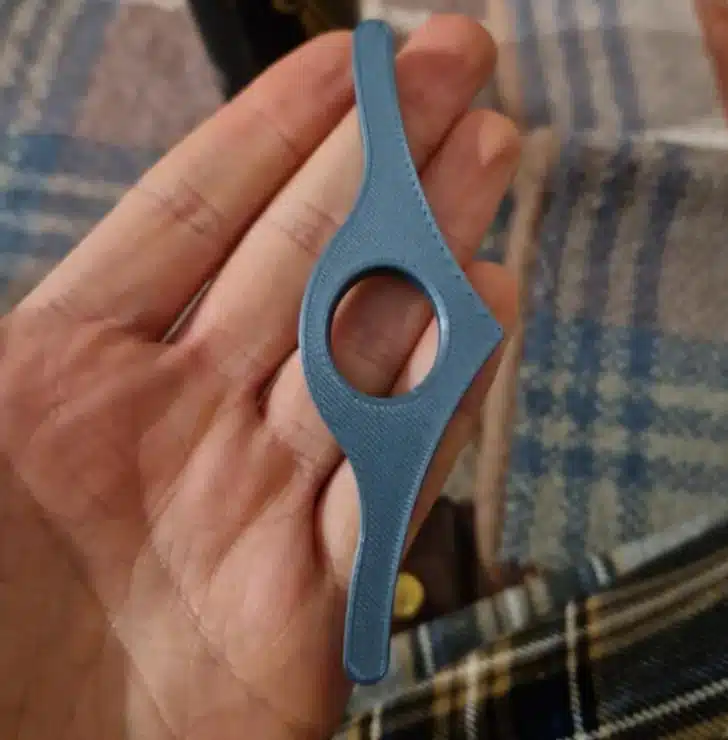 Objet pointu en plastique transparent