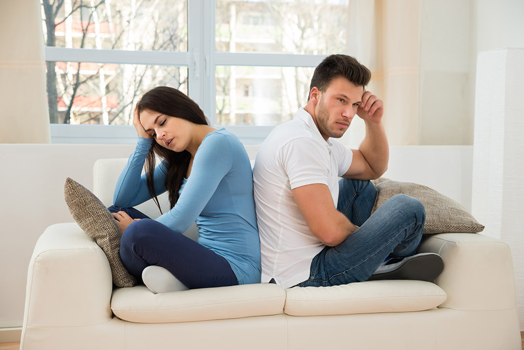 Homme semblant distant dans son couple