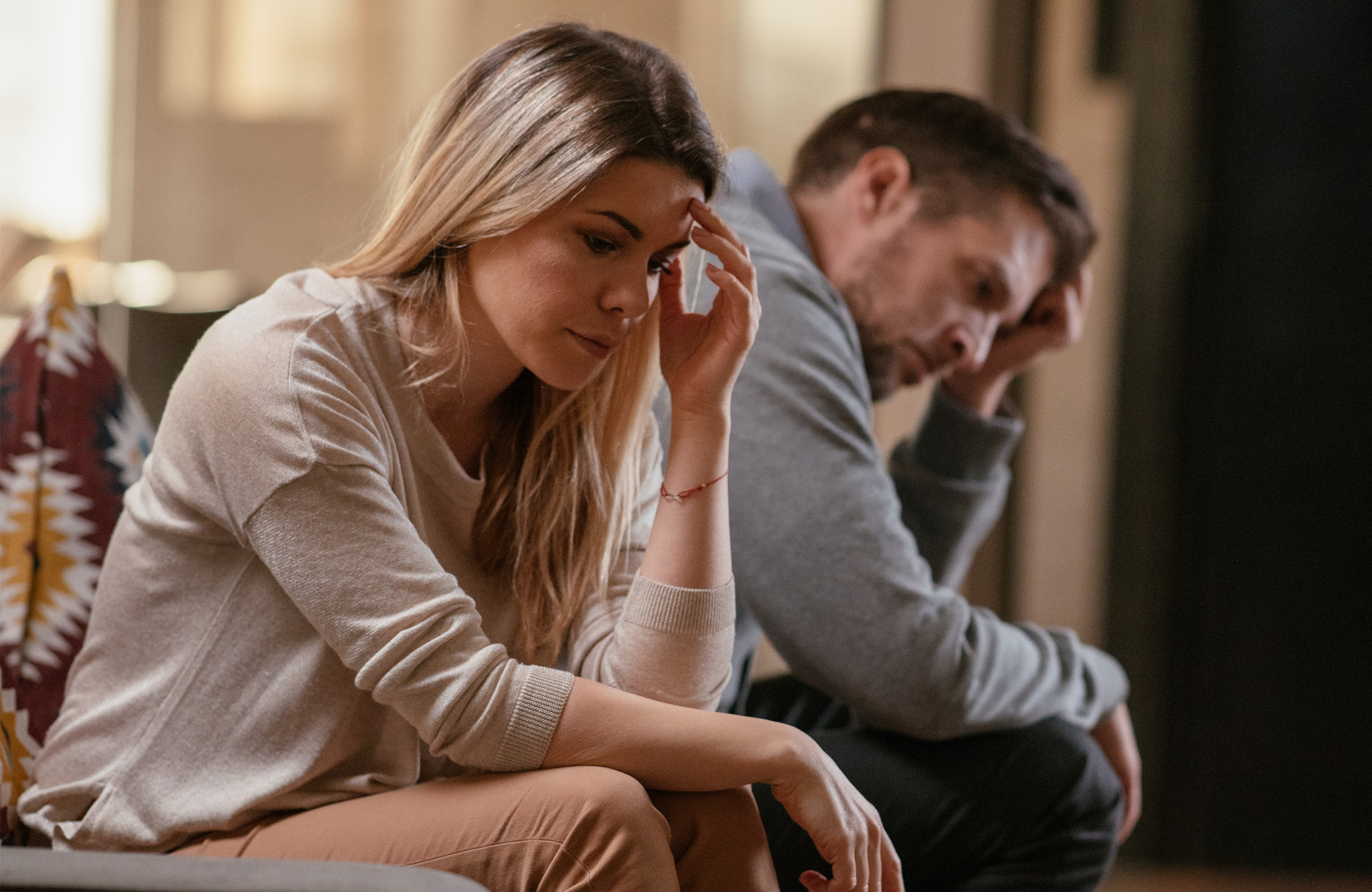 Homme épuisé assis à son bureau, illustrant le burnout relationnel