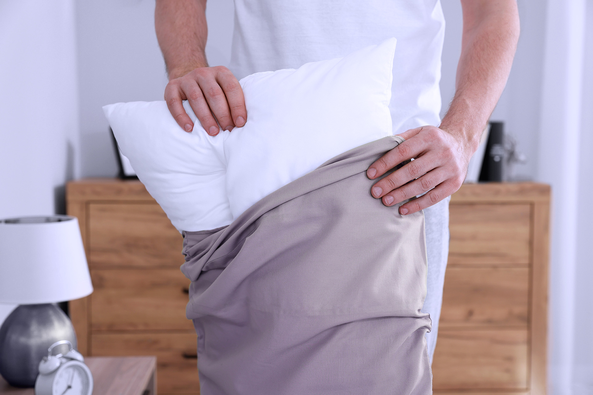 Changement de taie d'oreiller sur un lit