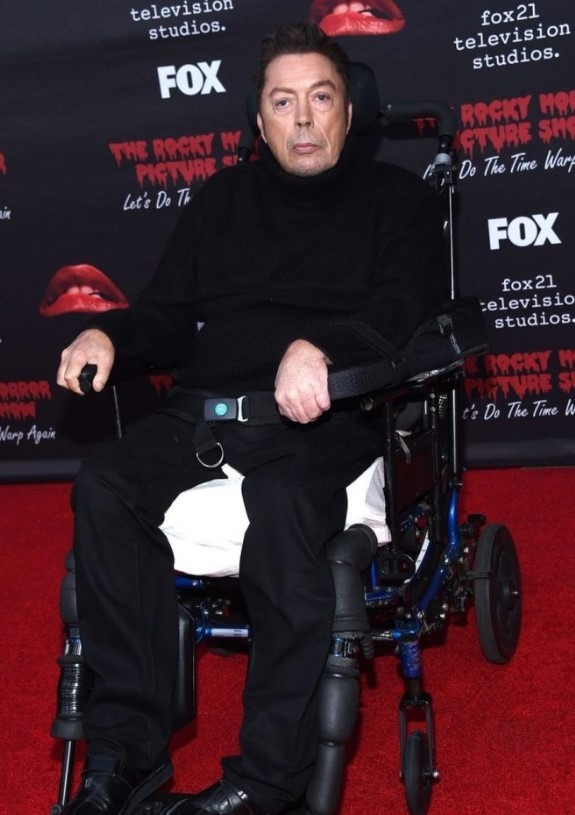 Tim Curry souriant sur le tapis rouge