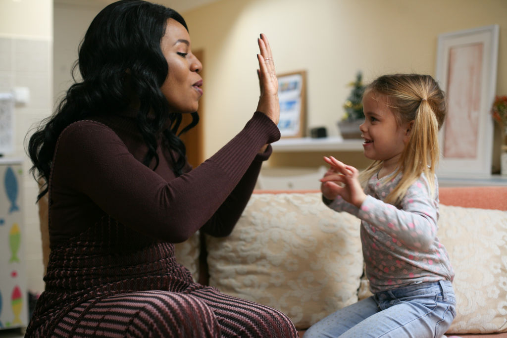 Moment de complicité entre une femme et un enfant