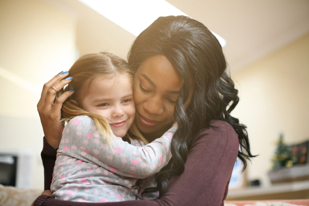 Femme et enfant partageant un moment complice