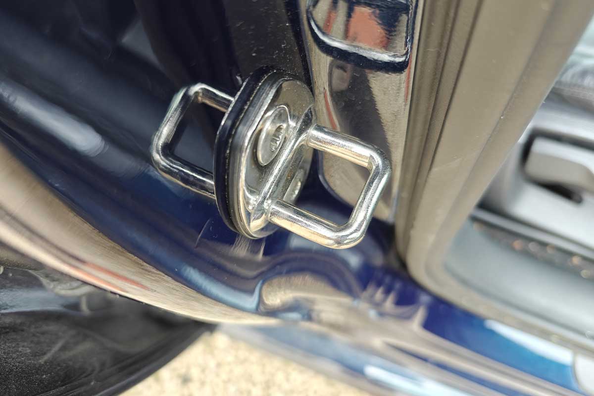 Crochet de sécurité sur porte de voiture