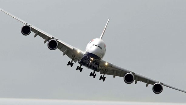 Vue extérieure d'un avion en vol