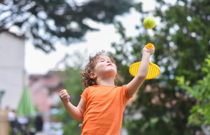 Une mère et son enfant heureux cuisinent ensemble