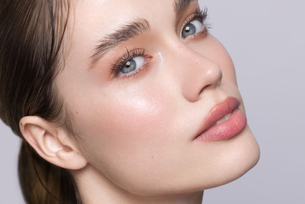 Femme appliquant un soin naturel sur son visage