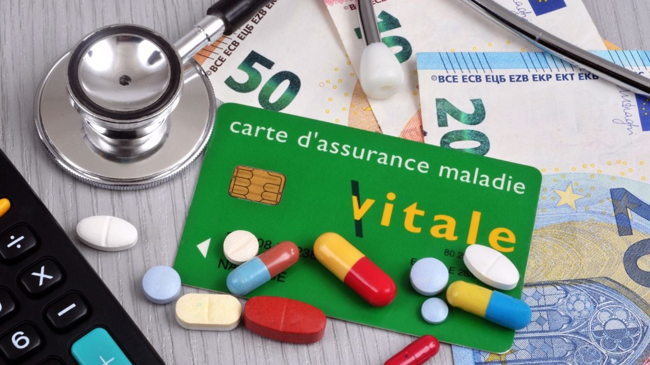 Carte Vitale posée sur un comptoir