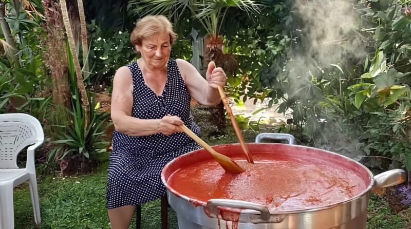 Deux sœurs préparant ensemble la sauce familiale
