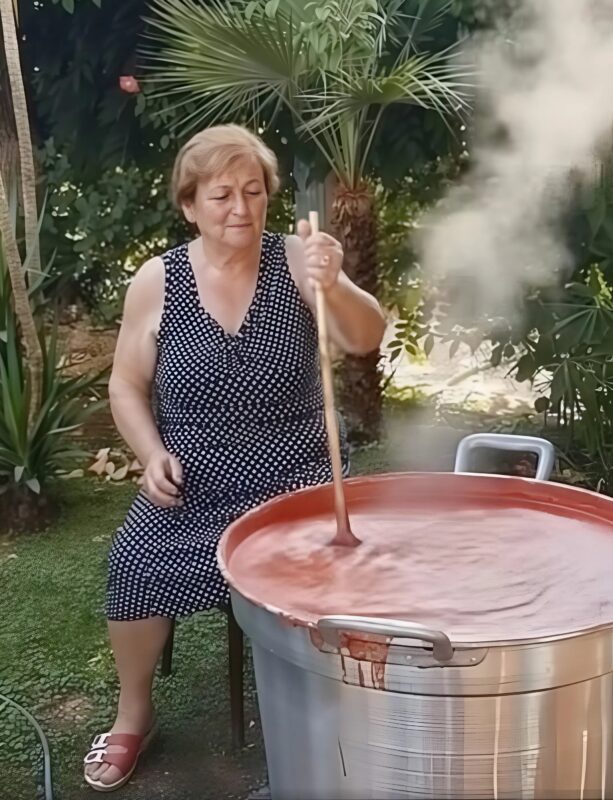 Tante Claire remuant sa sauce avec son bâton en bois