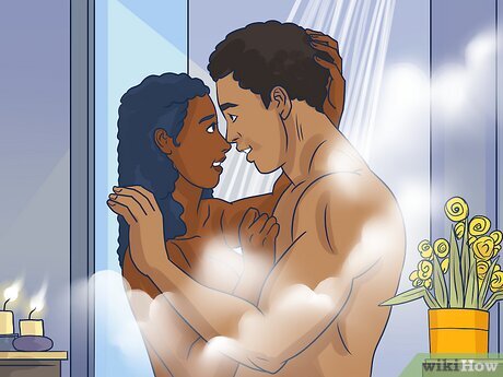 Couple réglant la température de l'eau sous la douche