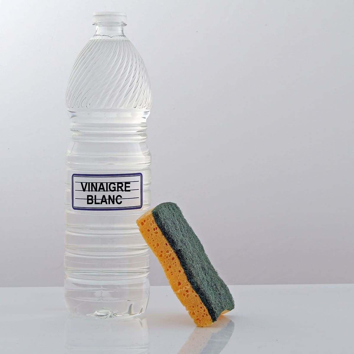Vinaigre blanc utilisé avec une éponge pour raviver les couleurs des tissus