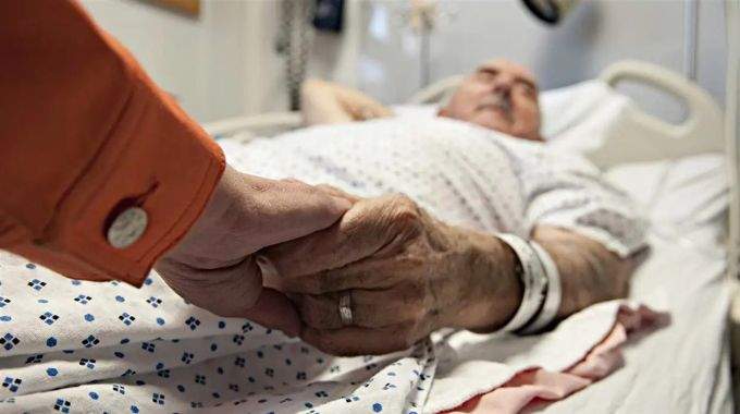 Mains d'une personne âgée