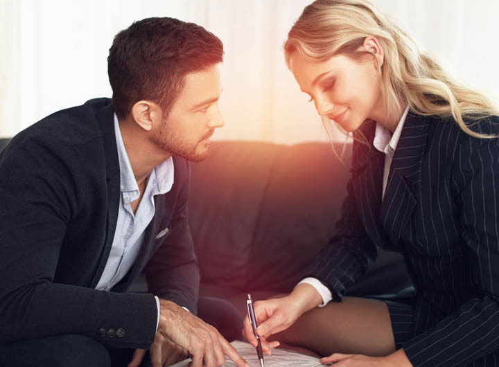 Couple échangeant un regard complice lors d'un rendez-vous