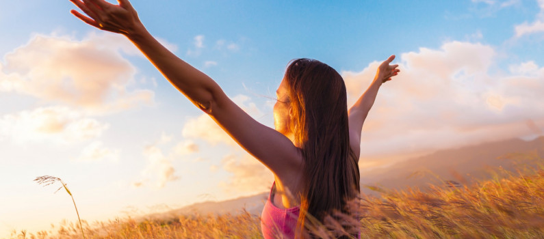 Femme inspirée regardant au loin, entourée d'une atmosphère créative et lumineuse