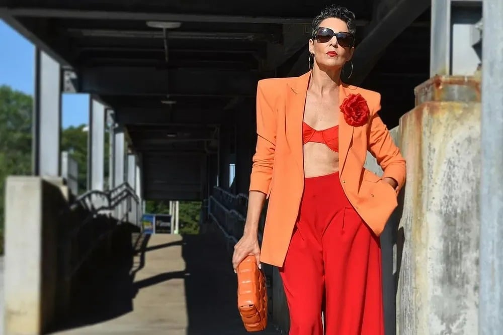 Femme aux cheveux avec des mèches naturelles