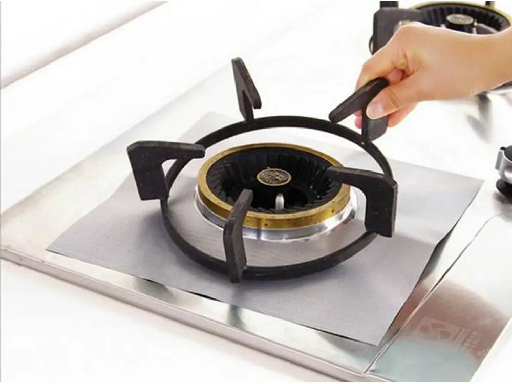 Grilles de cuisinière encrassées posées sur un plan de travail