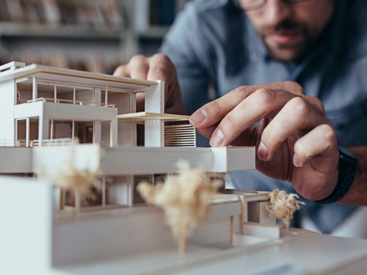 Illustration stylisée d'une architecte ou développeuse planifiant un projet complexe sur un tableau numérique