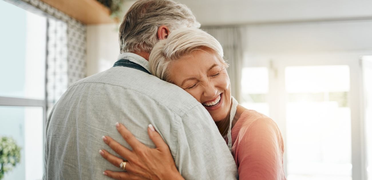 Couple se soutenant et se tenant la main dans un moment difficile