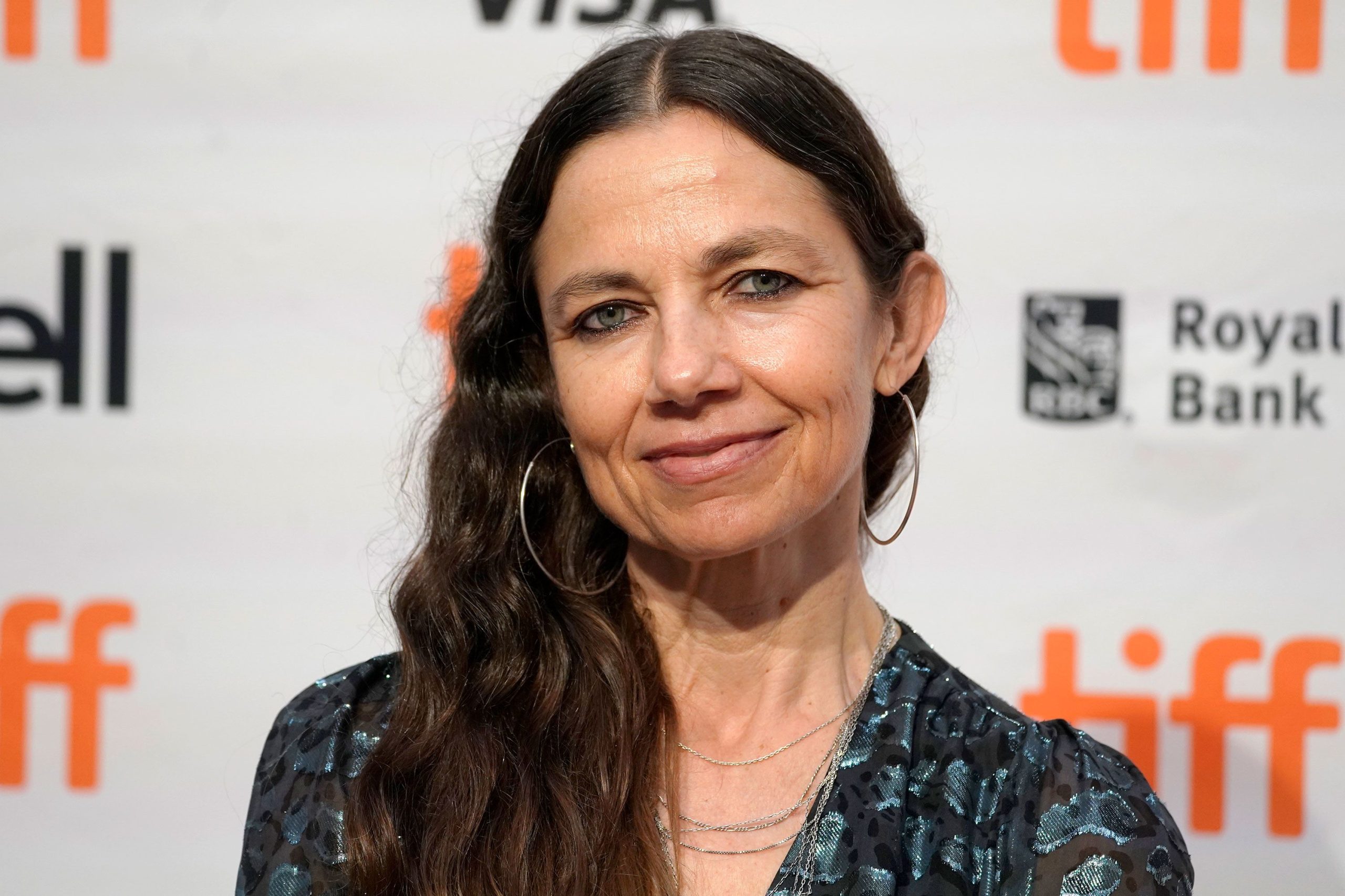Justine Bateman en interview, expression réfléchie et engagée