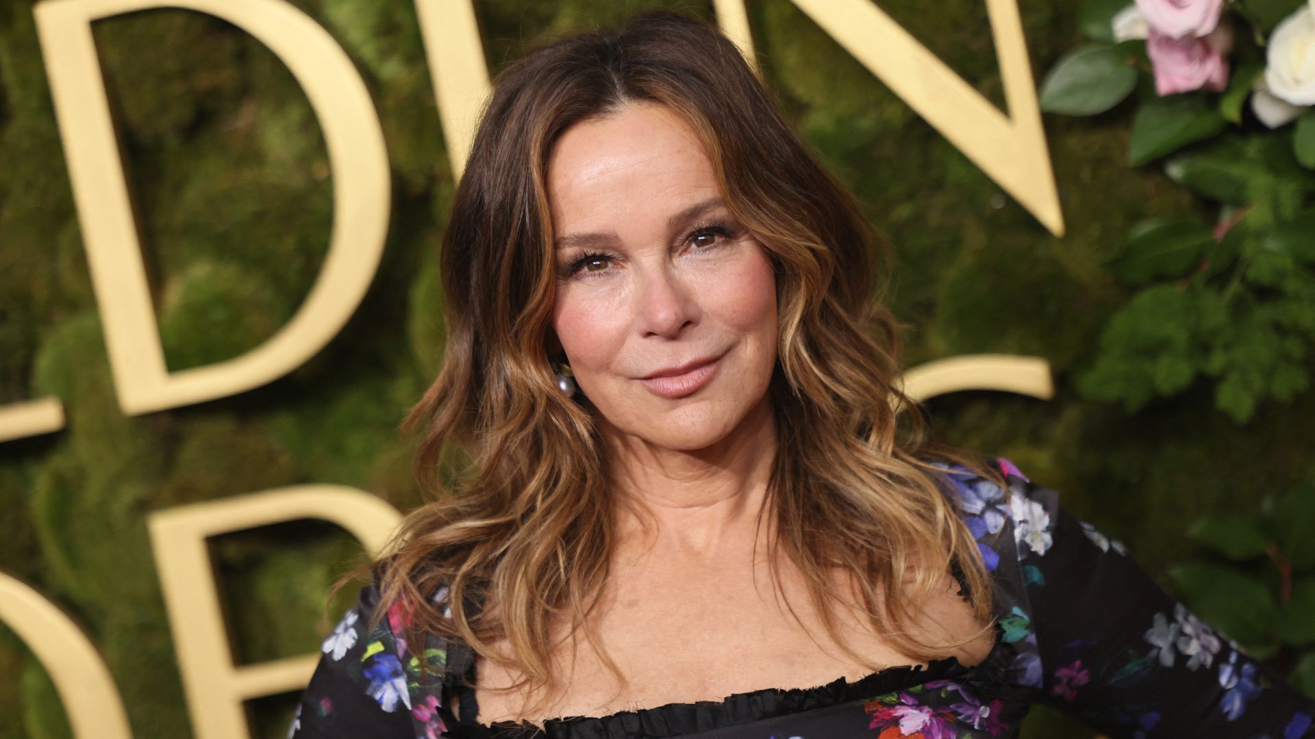 Jennifer Grey contemporaine, sereine et souriante