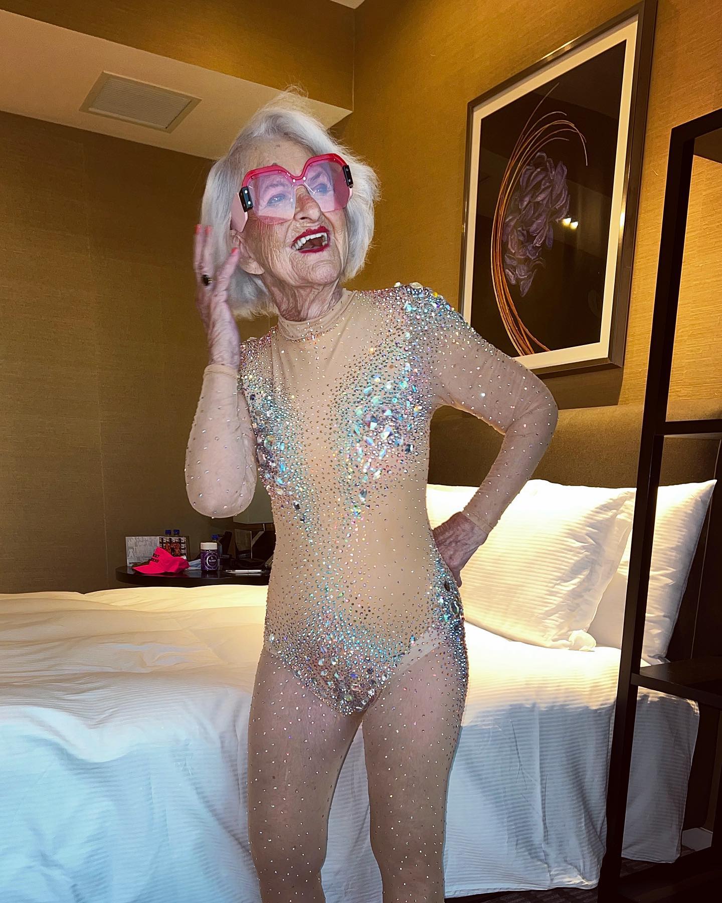 Baddie Winkle, souriante, dans une pose décontractée et pleine de charme