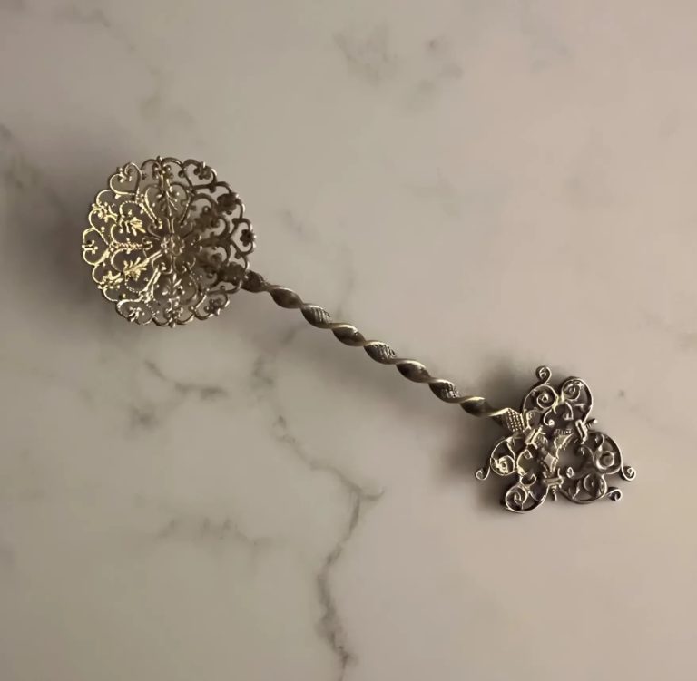 Collection de différentes cuillères à bonbons anciennes