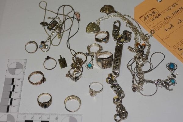 Collection de bijoux et d'objets de valeur éparpillés