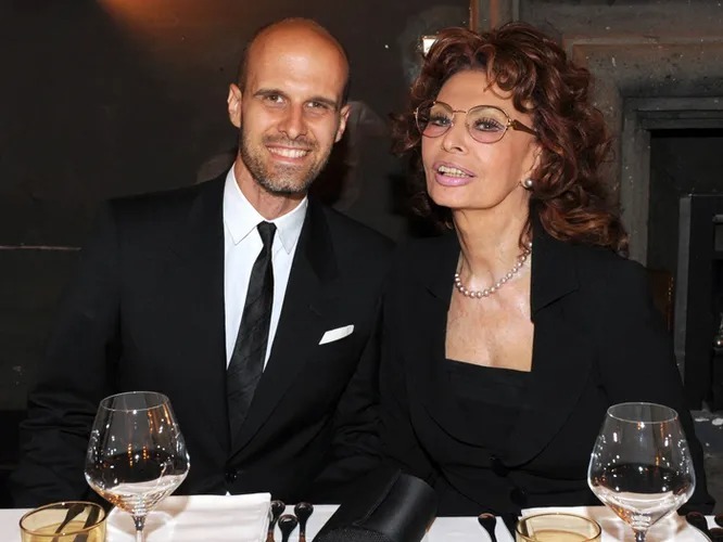 Sophia Loren et Carlo Ponti souriants, main dans la main