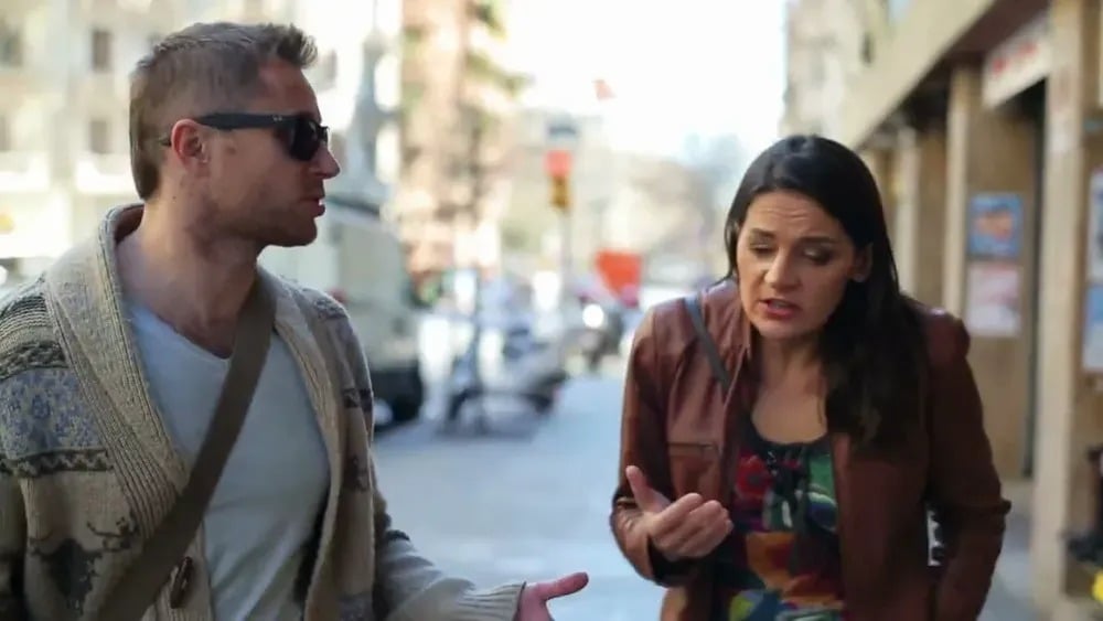 Femmes ayant une conversation positive