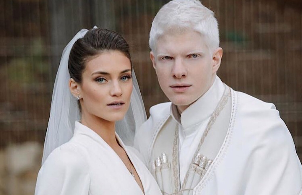 Photo de la famille Ivanichvili au complet, souriante, probablement en voyage