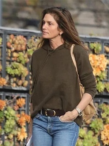 Portrait moderne de Cindy Crawford, symbole de sérénité et d'élégance assumée