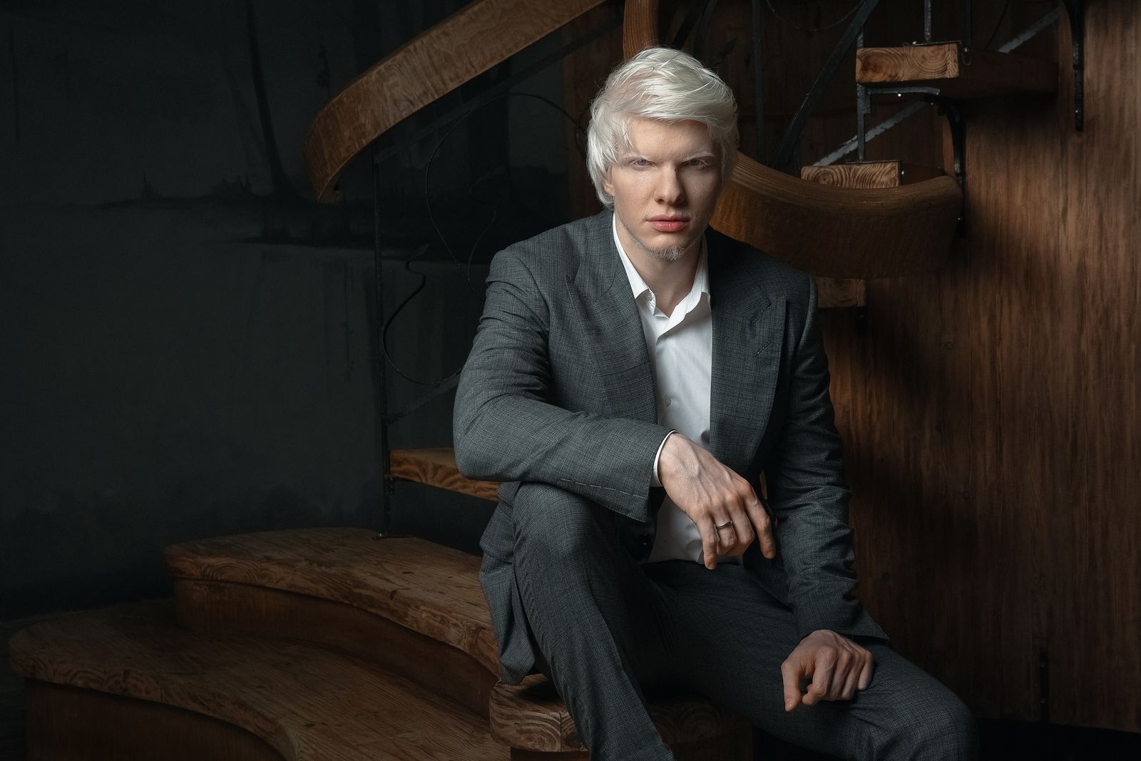 Bera Ivanichvili en concert ou en studio, concentré sur sa musique