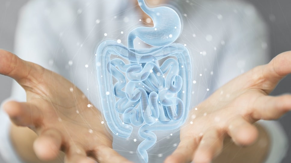 Tasse d'infusion chaude et bol d'épices sur une table