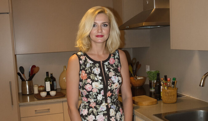 Deux femmes se parlant à une porte d'entrée, ambiance tendue