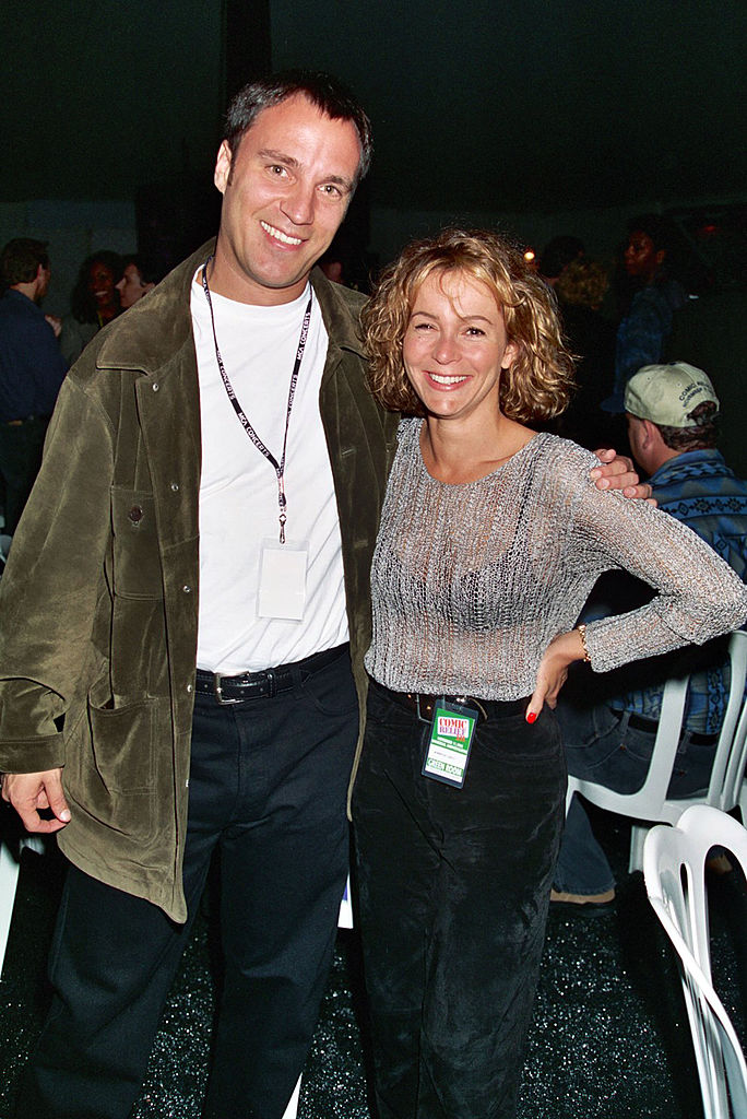 Jennifer Grey souriante, en tenue décontractée