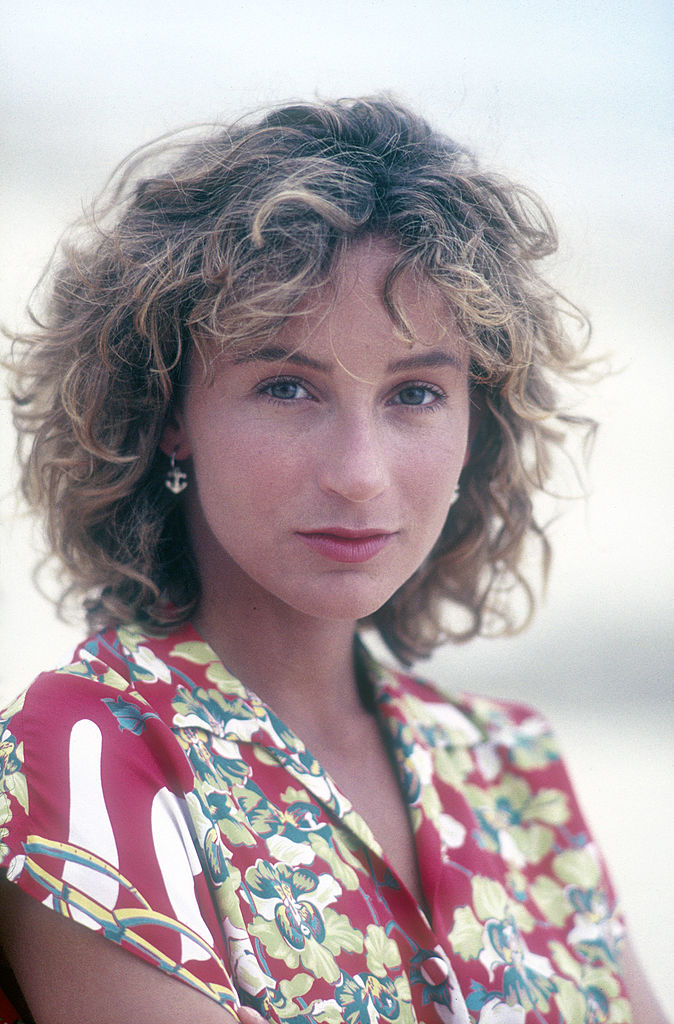 Portrait de Jennifer Grey en noir et blanc, années 80
