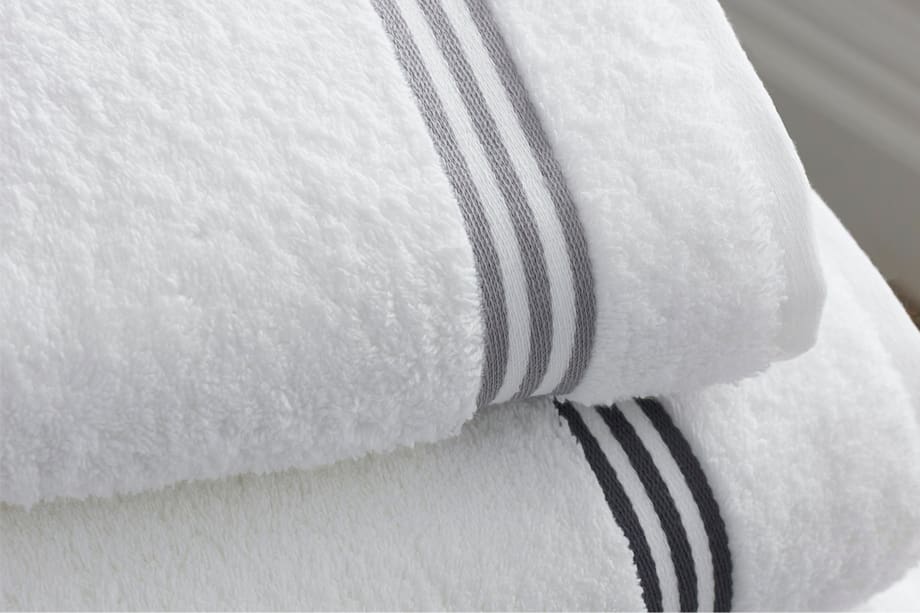 Deux serviettes de bain propres pliées côte à côte