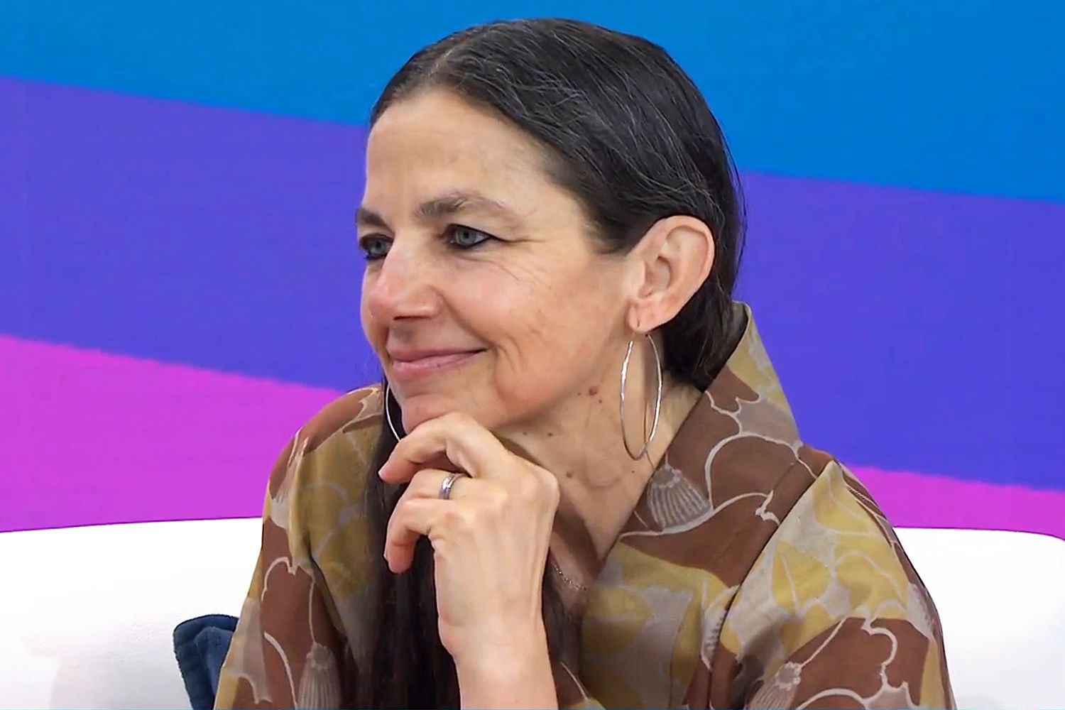 Justine Bateman sur un plateau TV, échange chaleureux