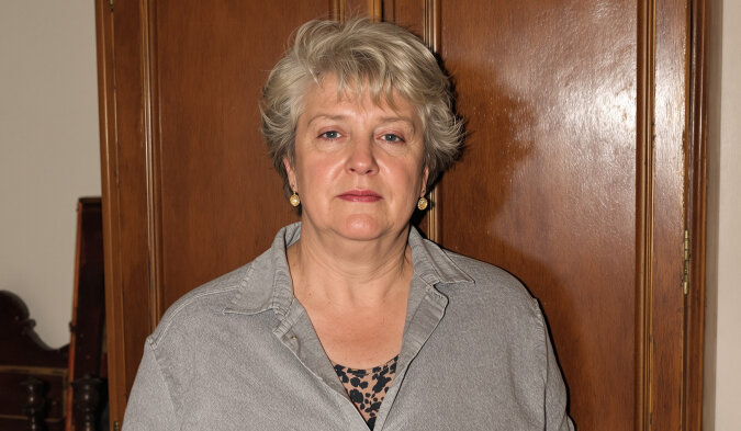 Photo d'archives en noir et blanc d'une famille autour d'une table