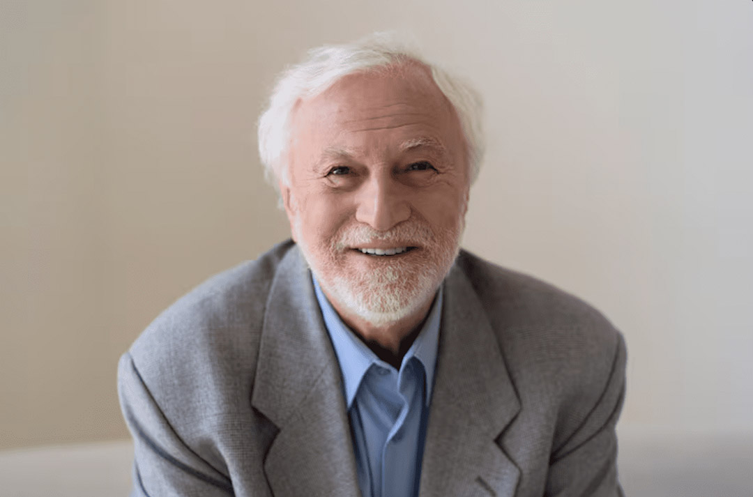 Personne âgée buvant de l'eau en voyage