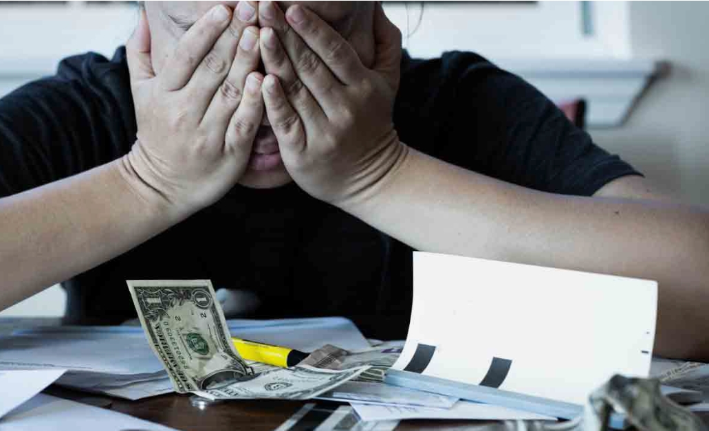 Plan rapproché sur deux femmes échangeant un sourire à la caisse d'un magasin