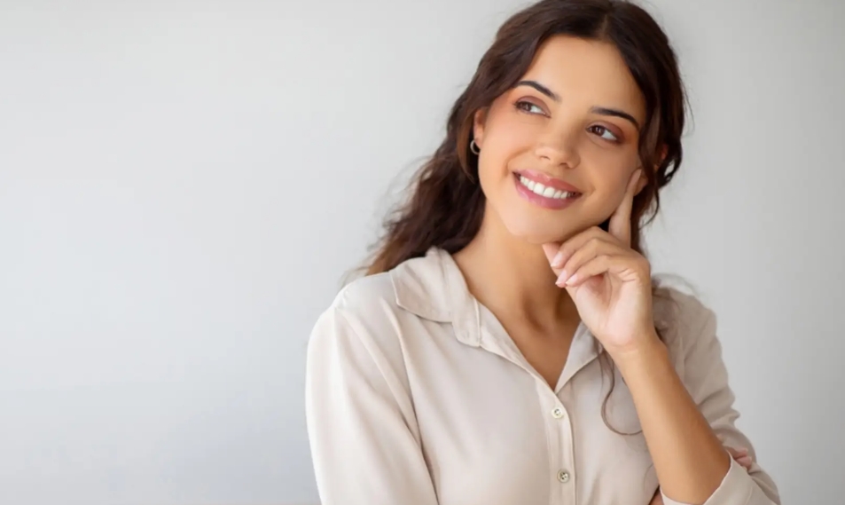 Main tenant une lettre manuscrite sur un fond flou